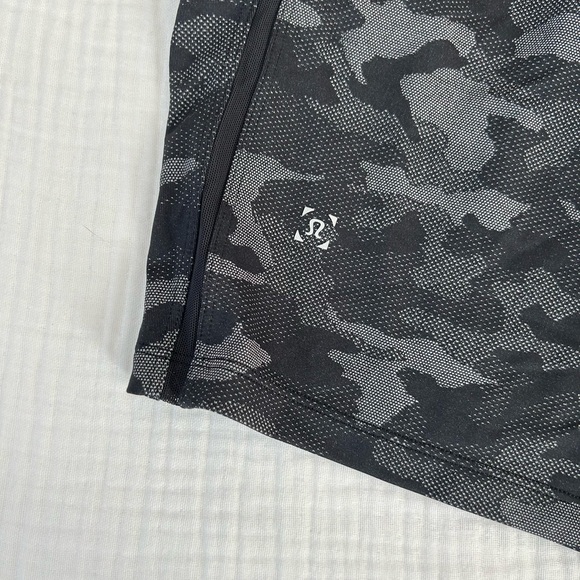 Lululemon Pace Breaker Short 9"
Variegated Mesh Camo Black
Size Medium
Liner - Picture 3 of 8